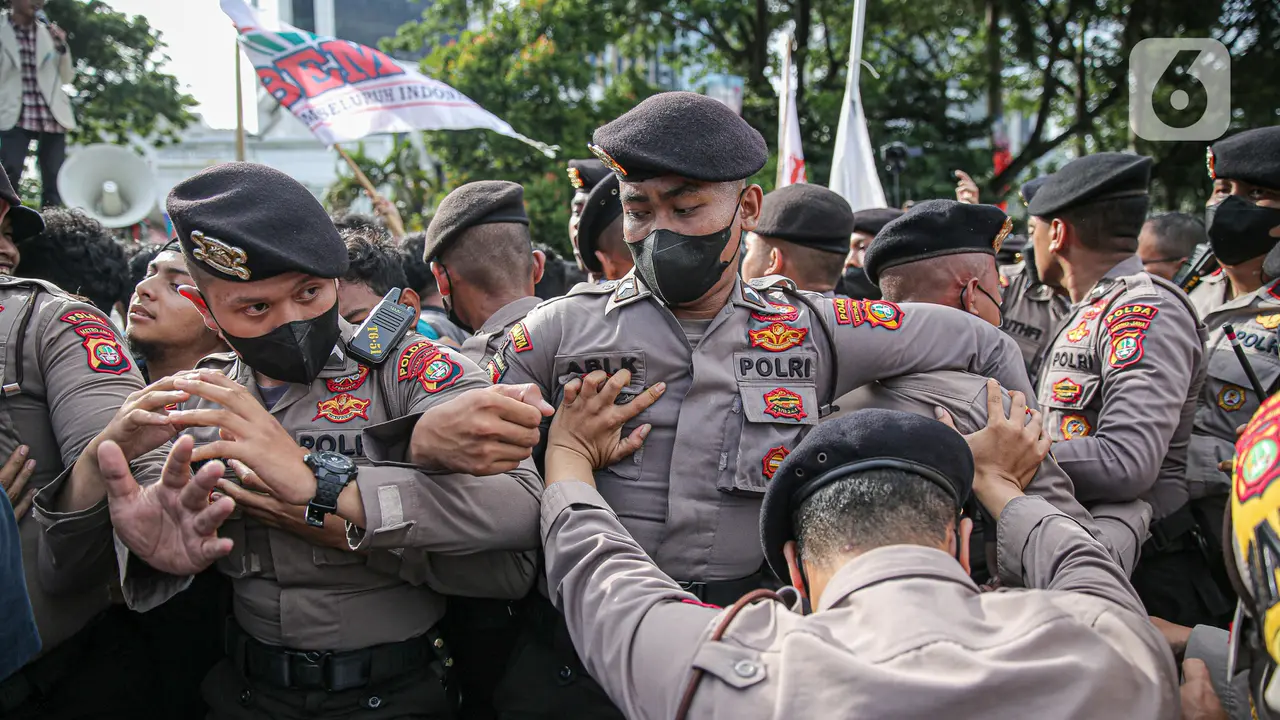 Aksi Saling Dorong BEM SI dengan Polisi di Kawasan Patung Kuda