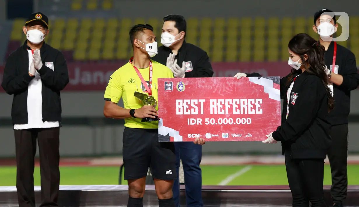 Wasit Agus Fauzan Arifin mendapat penghargaan sebagai wasit terbaik Piala Menpora 2021 di Stadion Manahan, Solo, Minggu (25/4/2021). (Bola.com/M Iqbal Ichsan)
