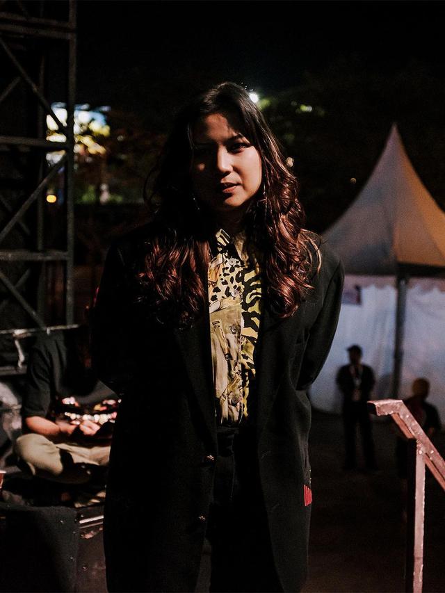 10 Gaya Indie Danilla Riyadi yang Kerap Membius di Atas Panggung, Kenakan Blazer hingga Dress Pink