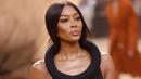 <p>Naomi Campbell mengenakan kreasi untuk koleksi ready-to-wear Off-White Fall/Winter 2023-2024 pada acara Paris Fashion Week, Prancis, Kamis, 2 Maret 2023. Model berusia 52 tahun itu memamerkan tubuh ikoniknya dalam balutan gaun maxi hitam yang eye-catching dengan garis leher berhiaskan permata saat dia berjalan di sepanjang catwalk. (Vianney Le Caer/Invision/AP)</p>
