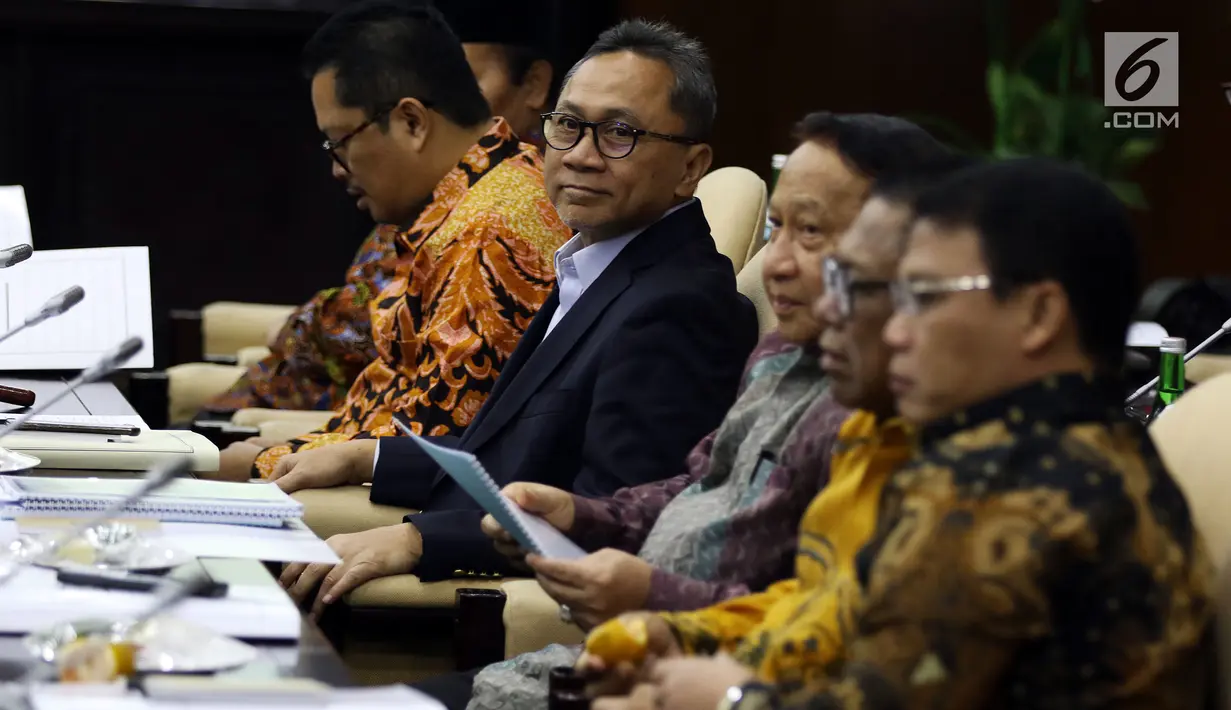 Ketua MPR Zulkifli Hasan menggelar rapat gabungan pimpinan MPR di Kompleks Parlemen, Senayan, Jakarta, Rabu (24/7/2019). Rapat tersebut membahas sidang Tahunan MPR pada 16 Agustus, Peringatan Konstitusi pada 18 Agustus dan Peringatan HUT ke-74 MPR pada 29 Agustus. (Liputan6.com/Johan Tallo)