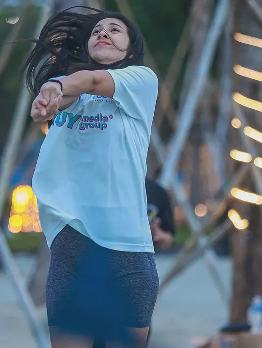 Sontak, kegiatan Anya Geraldine main voli pantai ini pun mencuri perhatian warganet. Sebagian besar memuji wanita 27 tahun itu yang dinilai serba bisa dalam berbagai bidang olahraga.(Liputan6.com/IG/@anyageraldine)