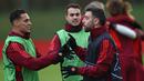Pemain MU, Anthony (kiri) bercengkrama dengan Bruno Fernandes, dalam sesi latihan yang berlangsung di Carrington, Manchester, Selasa (12/12/2023) dini hari WIB. (AFP/Darren Staples)