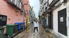Berlibur bersama sang kekasih di Singapura, Sheila tampak sangat ceria dengan berpose mengembangkan tangannya. Gayanya santai dengan menggunakan baju kaus putih, membuatnya tetap terlihat cantik. (Liputan6.com/IG/@itssheilamj)