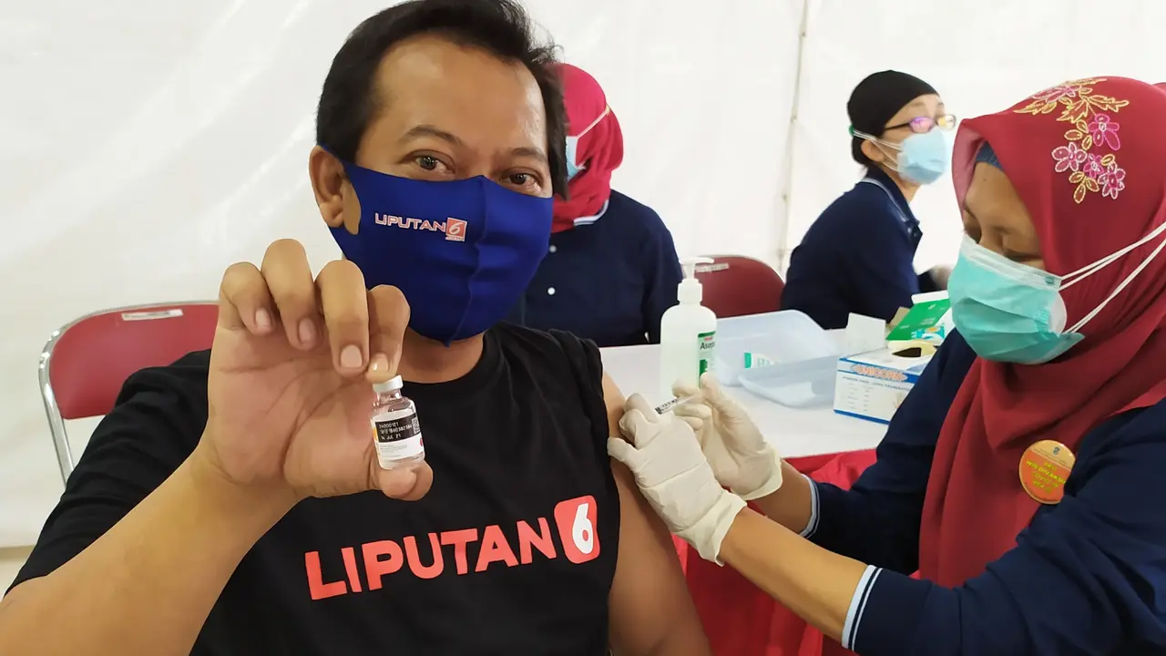 Jurnalis Liputan6.com di Surabaya divaksin Covid-19. (Ist)