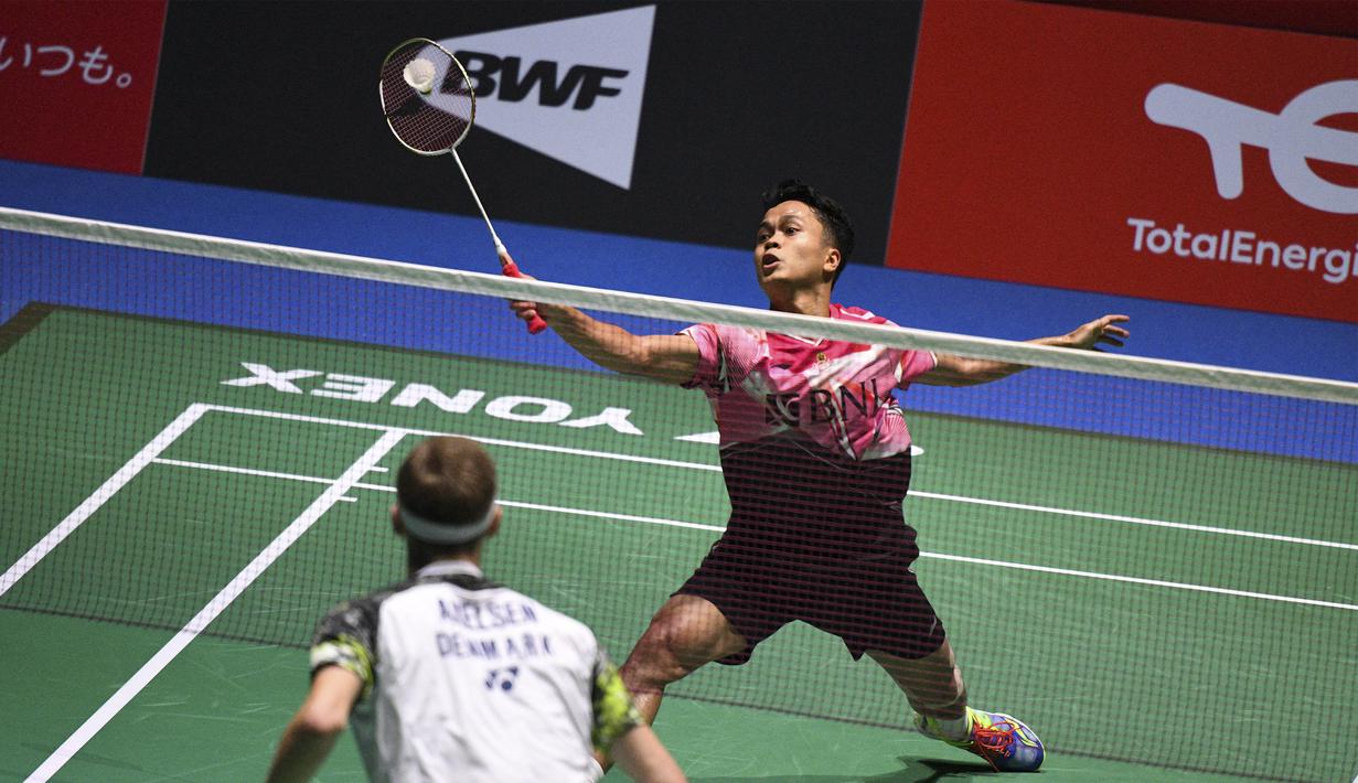 Peraih medali perunggu Olimpiade Tokyo 2020 mencoba kembali peruntungannya di gim kedua. Namun hasilnya sama saja, pertahanan Axelsen yang kokoh membuat Ginting frustasi. (AFP/Richard A. Brooks)