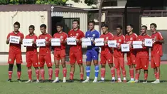 Pemain Persiba Balikpapan menunjukan kertas berisi protes sekaligus suara hati mereka terkait nasib Liga 2 saat melakoni laga uji coba melawan FC Bekasi City di Sekolah Tinggi Ilmu Kepolisian, Jakarta, Sabtu (7/1/2023). (Bola.com/M Iqbal Ichsan)