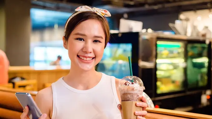 makan minum di kafe santai tersenyum