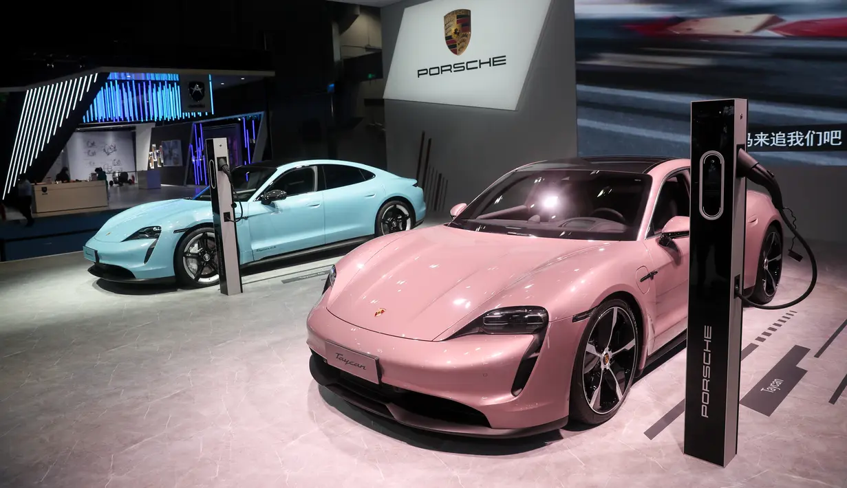 Mobil listrik Porsche terlihat di area pameran Automobile selama gelaran Pameran Impor Internasional China (China International Import Expo/CIIE) ketiga di Shanghai, China timur, pada 6 November 2020. (Xinhua/Ding Ting)