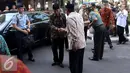 Presiden Joko Widodo bersalaman dengan pengurus PBNU saat tiba di kantor Pengurus Besar Nahdlatul Ulama (PBNU) di Jalan Kramat Raya, Jakarta, Senin (7/11). Kedatangan Jokowi ini dalam rangka silahturahmi pasca aksi 4 November. (Liputan6.com/Faizal Fanani)