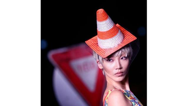 Gaya fashion nyeleneh (Sumber: Ground Zero)