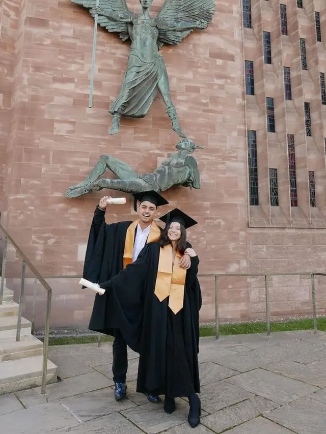 [Fimela] Diterpa Isu Miring, Ini 6 Potret Kemesraan Shalom Razade dan Sang Kekasih