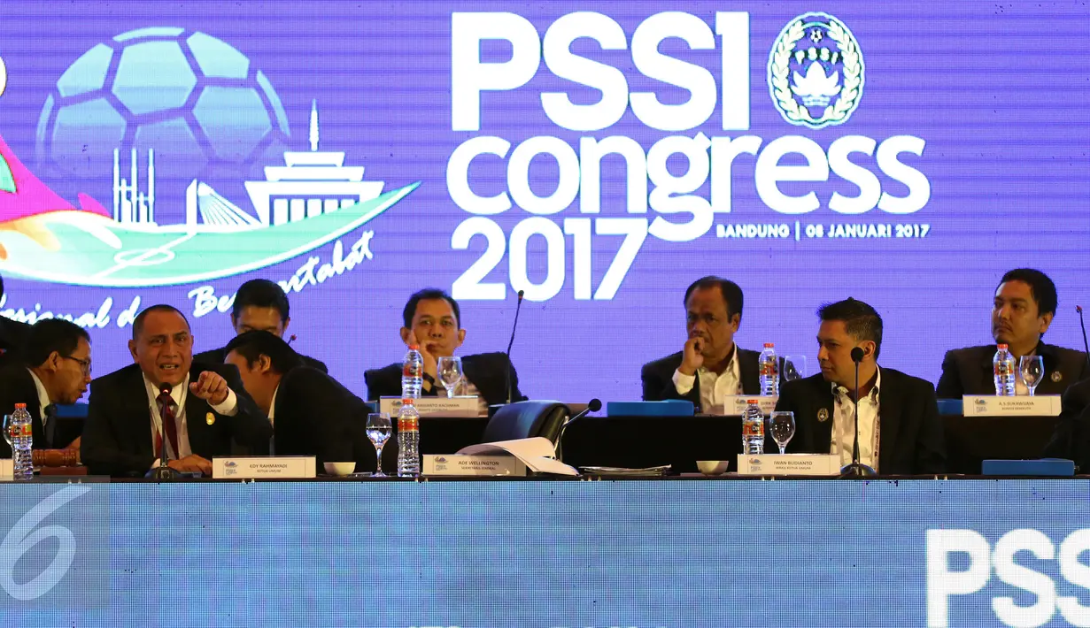 Ketua Umum PSSI, Edy Rahmayadi (ketiga kiri) menyampaikan pandangan saat Kongres PSSI 2017 di Bandung, Minggu (8/1). Salah satu yang dibahas adalah pencabutan hukuman kepada klub atau individu anggota PSSI. (Liputan6.com/Helmi Fithriansyah)