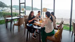 Wisatawan menikmati waktu minum teh di sebuah penginapan Desa Shatangwan, Xiangshan, Kota Ningbo, Provinsi Zhejiang, China, 16 September 2020. Desa nelayan Shatangwan dalam beberapa tahun terakhir mengembangkan pariwisata ekologi yang memanfaatkan lingkungan sekitar. (Xinhua/Jiang Han)