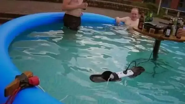 10 Potret Nyeleneh Orang Saat Bermain di Kolam Renang Ini Bikin Geleng Kepala