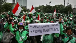 Massa driver Gojek membawa spanduk dan bendera merah putih saat berkumpul di jalan Asia Afrika, Jakarta,  Senin (3/10). Mereka akan berkonvoi menuju kantor Gojek di kawasan Kemang, Jakarta Selatan, untuk menyampaikan aspirasi. (Liputan6.com/Johan Tallo)