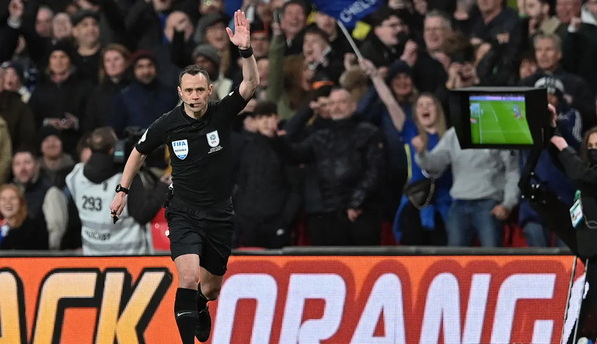 Kembali dari ruang ganti, kedua tim kembali melancarkan agresivitasnya. Liverpool dan Chelsea kali ini mampu mencetak gol. Namun, kedua-duanya juga dianulir usai wasit meninjau VAR (Video Assistant Refree). (AFP/Justin Tallis)