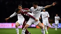 Aksi kapten AC Milan, Alesio Romagnoli pada laga lanjutan Serie A yang berlangsung di Stadion Turin, Torino, Senin (30/4). AC Milan kalah 0-2 kontra Torino. (AFP/Marco Bertorello)