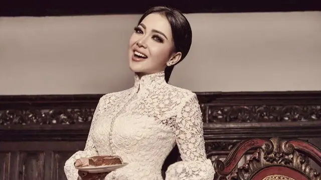 7 Gaya Syahrini saat Kenakan Kebaya, Cantik dan Memesona