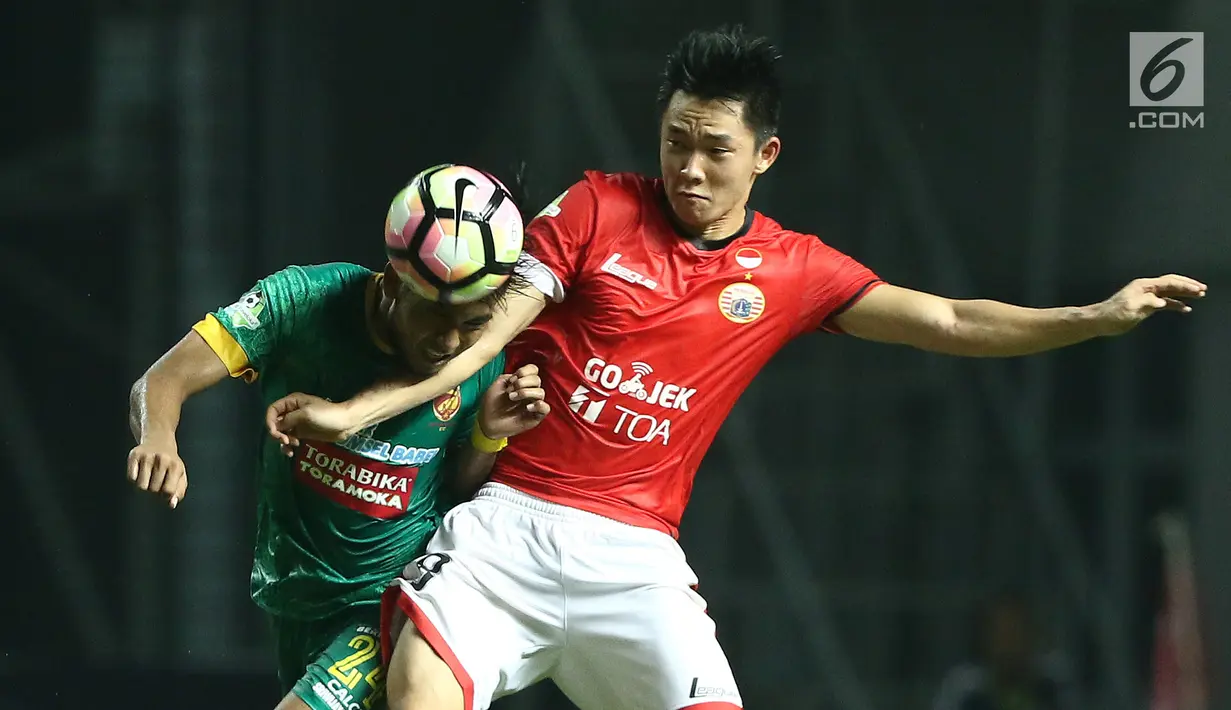 Gelandang Persija, Sutanto (kanan) berebut bola dengan pemain Sriwijaya FC, Ichsan Kurniawan saat lanjutan Liga 1 Indonesia di Stadion Wibawa Mukti, Cikarang Kab Bekasi, Jumat (16/6). Persija unggul 1-0. (Liputan6.com/Helmi Fithriansyah)