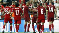 Para pemain Liverpool merayakan gol yang dicetak oleh Sadio Mane pada laga Piala Super Eropa 2019 di Stadion Vodafone Park, Istanbul, Rabu (4/8). Liverpool mengalahkan Chelsea lewat adu penalti dengan skor 5-4. (AP/Lefteris Pitarakis)