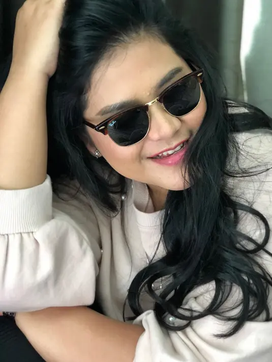 Meski dikenal dengan sosok yang sederhana, namun Kahiyang pandai dalam memadu padankan busana. Salah satunya penampilan yang satu ini, dengan kacamata hitam, riasan tipis dan rambut panjang yang terurai. Gaya ibu satu anak ini semakin trendi ya (Liputan6.com/IG/@ayanggkahiyang)