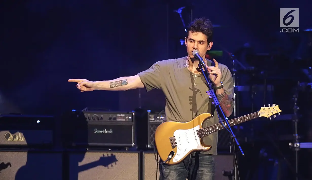 Penampilan John Mayer saat menghibur penggemarnya dalam konser bertajuk John Mayer Asia Tour 2019 di ICE BSD City, Tangerang, Jumat (5/4/2019) malam. John Mayer membuka penampilannya lewat lagu "Belief" dalam konser perdananya di Indonesia . (Fimela.com/Bambang E. Ros)
