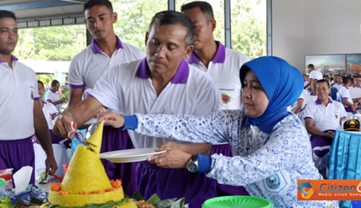 Citizen6, Surabaya: Selesai melaksanakan olah raga bersama, Komandan Pasmar-1 memotong tumpeng didampingi Ny. Tommy Basari Natanegara. (Pengirim: Budi Abdillah)
