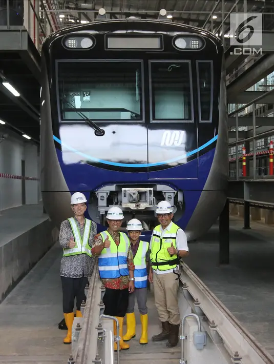 Gubernur DKI Jakarta Anies Baswedan didampingi anaknya Kaisar Baswedan dan Direktur Utama PT MRT Jakarta William Sabandar berfoto bersama saat meninjau kereta MRT di Depo Lebak Bulus, Jakarta, Kamis (12/4). (Liputan6.com/Arya Manggala)