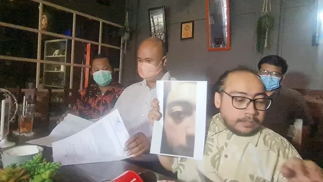 Samuel Hasiholan Panjaitan bersama dengan pengacaranya Umbu R Samapaty SH
