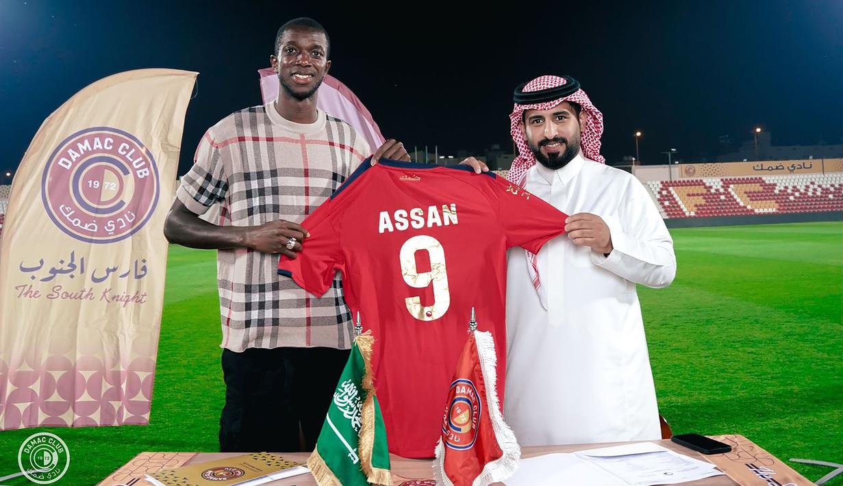 Assan Ceesay didatangkan Damac FC dari Lecce pada awal musim 2023/2024. Saat ini ia berstatus sebagai top skor bersama timnas Gambia dengan catatan 13 gol dari 36 laga. Bersama Damac FC hingga kini ia telah mencetak 5 gol dari total 10 laga di semua kompetisi. (twitter.com/DAMAC_CLUB_EN)