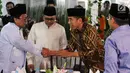 Presiden Jokowi (dua kanan) menyalami Ketua Umum Partai Hanura Oesman Sapta Odang atau OSO (kiri) saat menghadiri buka puasa bersama Ketua MPR Zulkifli Hasan di Rumah Dinas MPR Widya Chandra, Jakarta, Jumat (8/6). (Liputan6.com/JohanTallo)