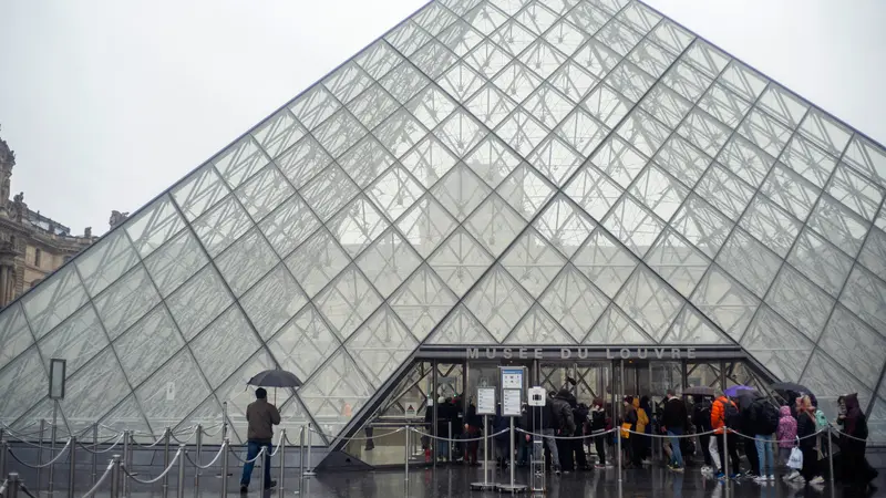 Museum Louvre Paris Ditutup