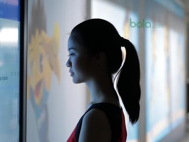 Seorang SPG mempelajari Jjadwal pertandingan Indonesia Open 2018 di Istora Senayan, Jakarta, (4/7/2018). Indonesia Open 2018 berlangsung dari 3-8 Juli 2018. (Bola.com/Nick Hanoatubun)