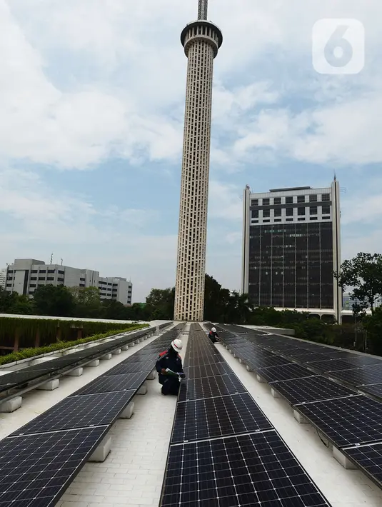 Teknisi melakukan pemeriksaan instalasi panel surya di Masjid Istiqlal, Jakarta, Kamis (3/9/2020). Sebanyak 506 panel surya dengan kapasitas untuk pencahayaan area masjid dengan total daya sebesar 150.000 watt atau setara dengan daya 115 rumah dengan langganan 1300 watt. . (merdeka.com/Imam Buhori)
