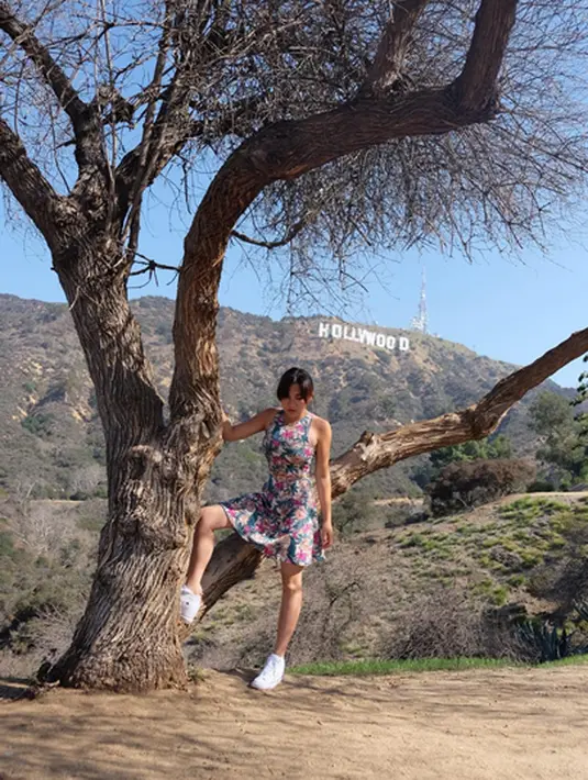 Vicky Shu berpose di salah satu tempat paling ikonik di Los Angeles yaitu bukit Hollywood. (via instagram/@vickyshu)