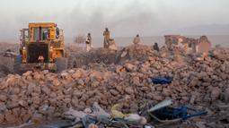 Melansir BBC, Senin (9/10), juru bicara Taliban Zabihullah Mojahid menyebutkan bahwa jumlah korban tewas mencapai 2.053 orang, dengan lebih dari 1.240 orang terluka dan 1.320 rumah hancur seluruhnya atau sebagian. Ada kekhawatiran jumlah korban akan bertambah lagi. (AP Photo/Ebrahim Noroozi)