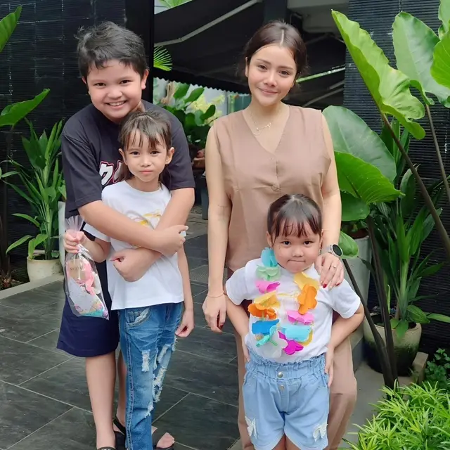 6 Artis Ini Jadi Single Mom dengan Banyak Anak, Banjir Dukungan