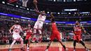 Pemain Chicago Bulls, Jimmy Butler  melakukan layup melewati hadangan para pemain Washington Wizards  pada laga NBA basketball game di United Center, Chicago, (21/12/2016).  Wizards menang 107-97. (Reuters/Mike DiNovo-USA TODAY Sports)