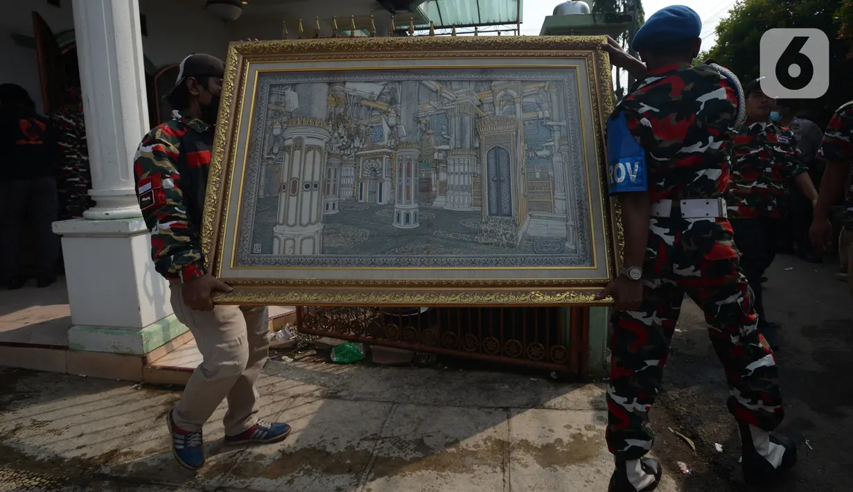 Petugas gabungan melakukan eksekusi lahan rumah warga Kelurahan Pulogebang RT 20 RW 06 (dahulu RT 08/RW 06) di Jakarta, Selasa (8/6/2021). Eksekusi lahan tersebut berakhir ricuh. (merdeka.com/Imam Buhori)