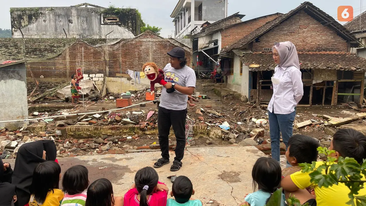 sejumlah komunitas dongeng di Jawa Timur berikan trauma healing terhadap anak- anak korban banjir Kalibaru Banyuwangi (Hermawan Arifianto/Liputan6.com)