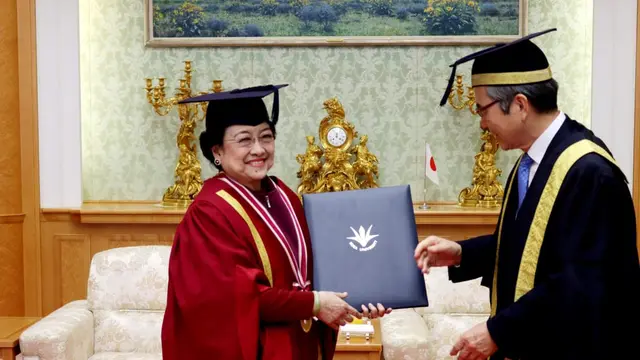 Megawarti Soekarnoputri Menerima Penghargaan Honoris Causa dari Universitas Soka Jepang