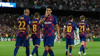 Striker Barcelona, Luis Suarez, merayakan gol yang dicetaknya ke gawang Inter Milan pada laga Liga Champions di Stadion Camp Nou, Barcelona, Rabu (2/10). Barcelona menang 2-1 atas Inter. (AFP/Lluis Gene)