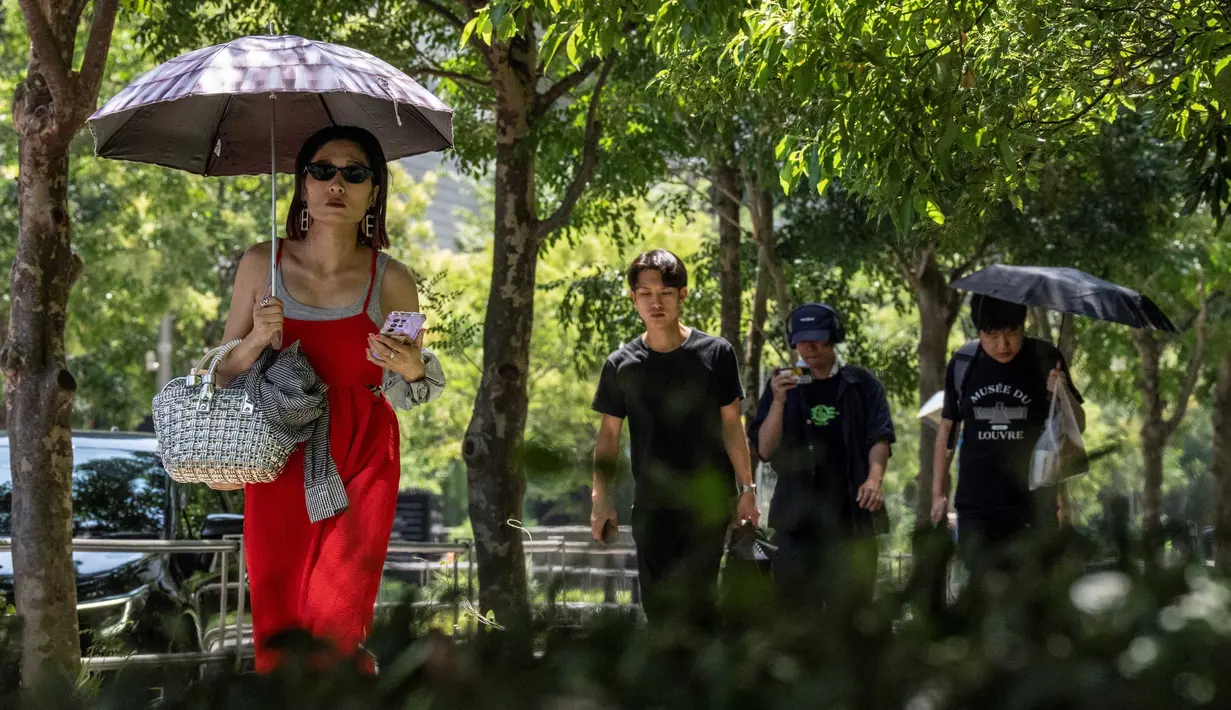 Suhu udara di Tokyo yang mencapai 35 derajat Celsius atau lebih menyamai rekor yang tercatat pada 2022, ketika kota itu dilanda suhu panas ekstrem selama sembilan hari beruntun. (Yuichi YAMAZAKI/AFP)