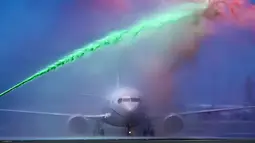 Sambutan meriah dengan warna kebesaran Portugal saat tiba dengan pesawat di Bandara Humberto Delgado, Lisbon, Portugal, (11/7/2016). Portugal juara usai mengalahkan Prancis 1-0. (EPA/Mario Cruz)