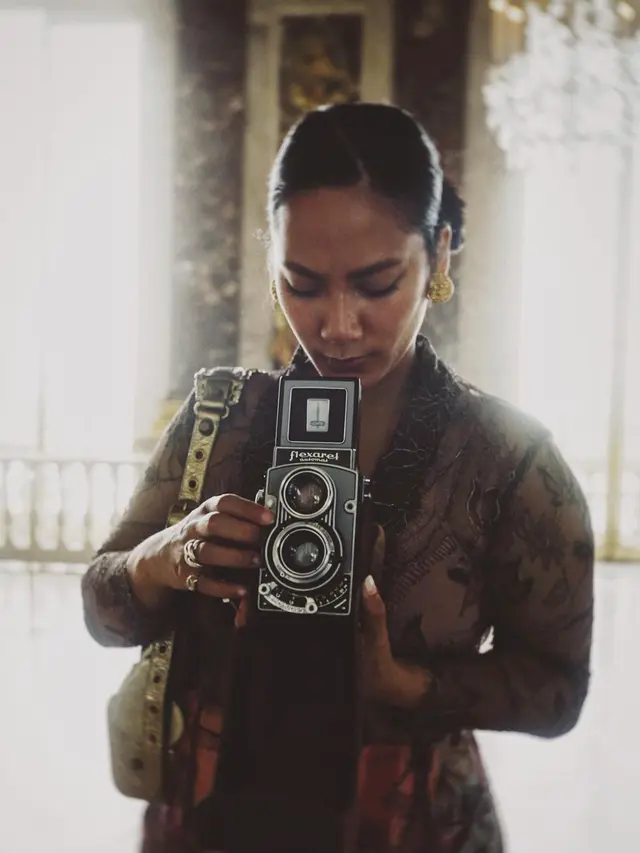 7 Pesona Tara Basro Pakai Kebaya di Istana Versailles Prancis, Elegan