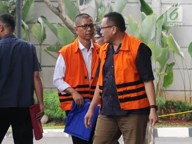 Tersangka mantan Kalapas Sukamiskin, Wahid Husein (tengah) dan pejabat Kemendagri Dudy Jocom (kanan) tiba di Gedung KPK, Jakarta, Selasa (7/8). Wahid Husein diduga menerima hadiah terkait suap sel mewah Lapas Sukamiskin. (Merdeka.com/Dwi Narwoko)