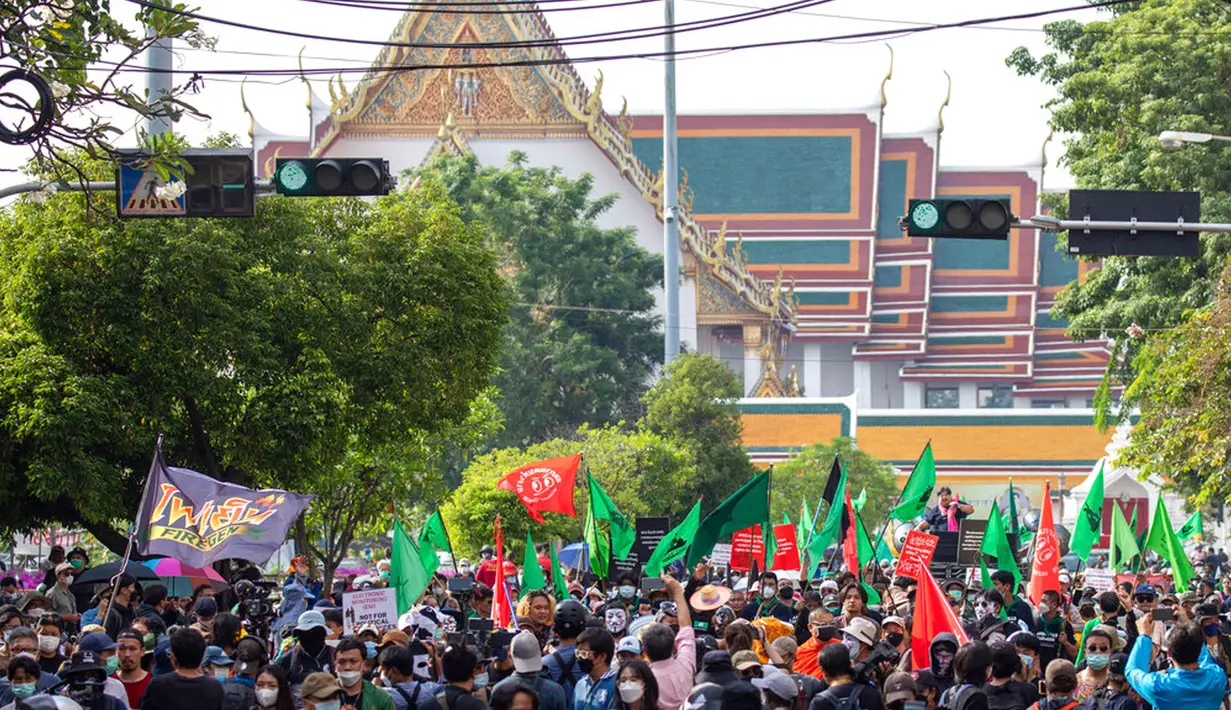 Para pengunjuk rasa dihalangi oleh polisi saat berbaris menuju tempat KTT APEC di Bangkok, Thailand, Jumat (18/11/2022). KTT APEC yang berlangsung pada tanggal 18-19 November 2022 diwarnai aksi unjuk rasa. (AP Photo/Wason Wanichakorn)