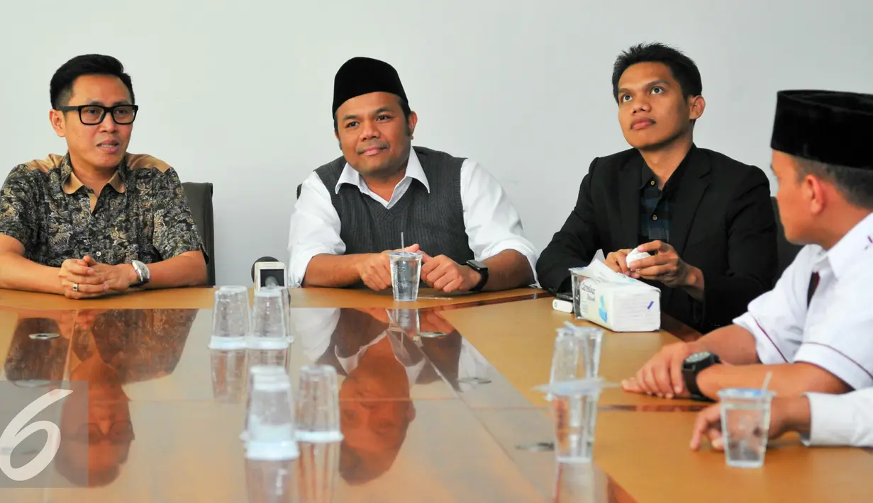 Suasana silahturahmi dan diskusi Bacagub DKI dari partai PKS, Muhammad Idrus dan Eko Patrio di Graha Komando, Jakarta, Selasa (19/4). Kunjungan Idrus bagian dari silahturahmi dan berdiskusi mengenai kondisi Jakarta saat ini. (Liputan6.com/Yoppy Renato)