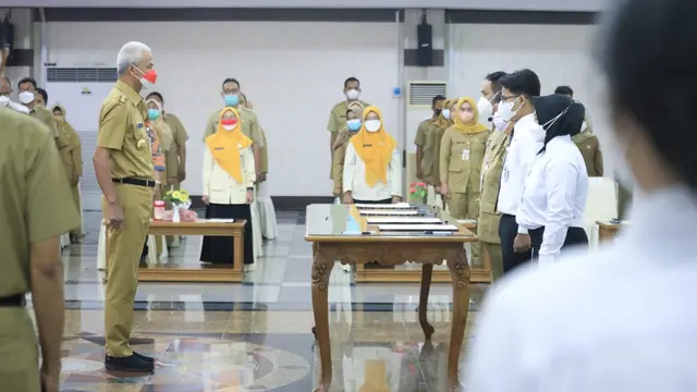 Gubernur Jawa Tengah, Ganjar Pranowo melantik pejabat fungsional sekaligus penyerahan SK Pengangkatan CPNS dan PPPK Non Guru di lingkungan Pemprov Jateng, Senin (4/4/2022). (Foto: Humas Jateng)